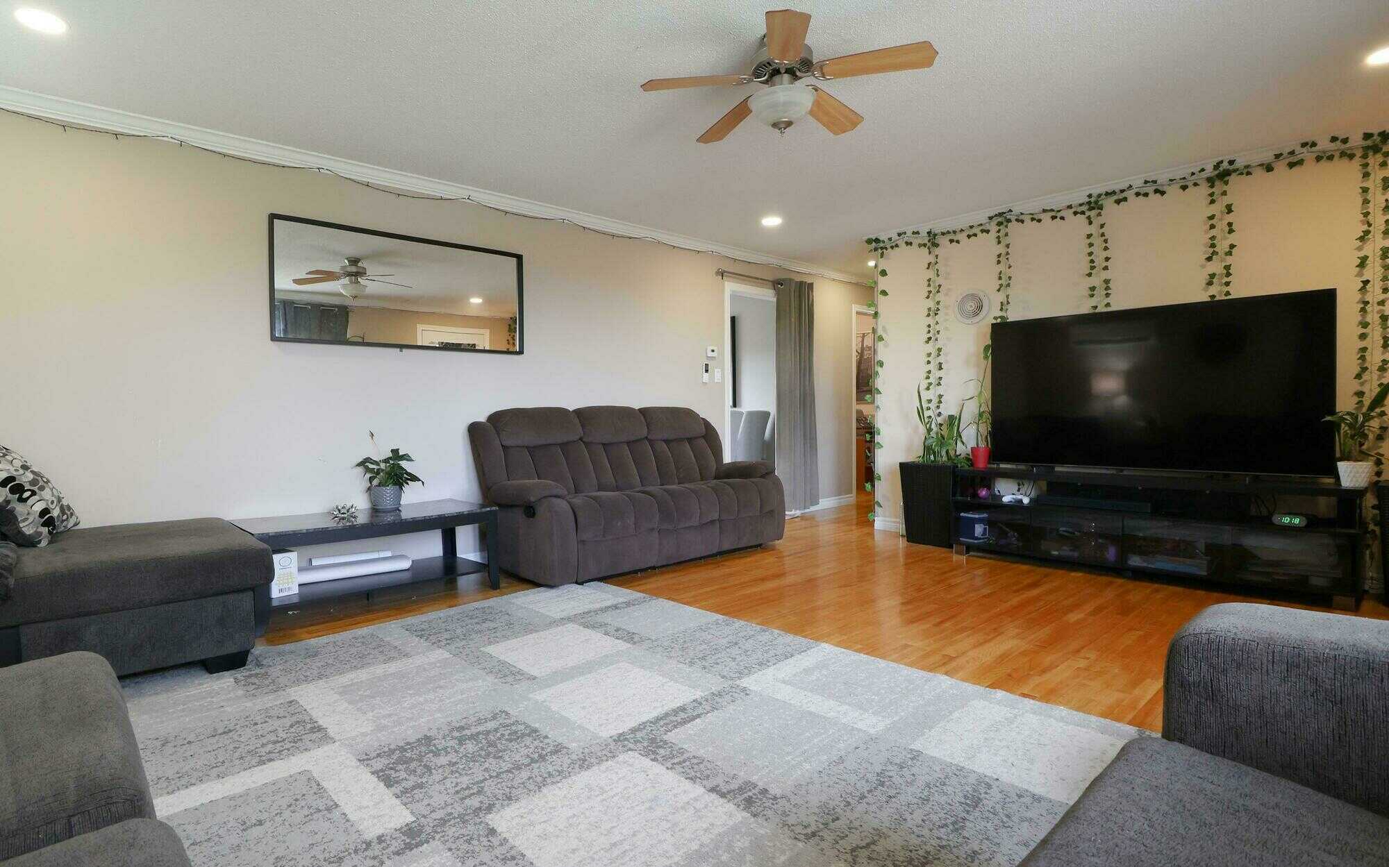 Updated 4-Bedroom Bungalow with Garage Minutes to Stratford & the City 3
