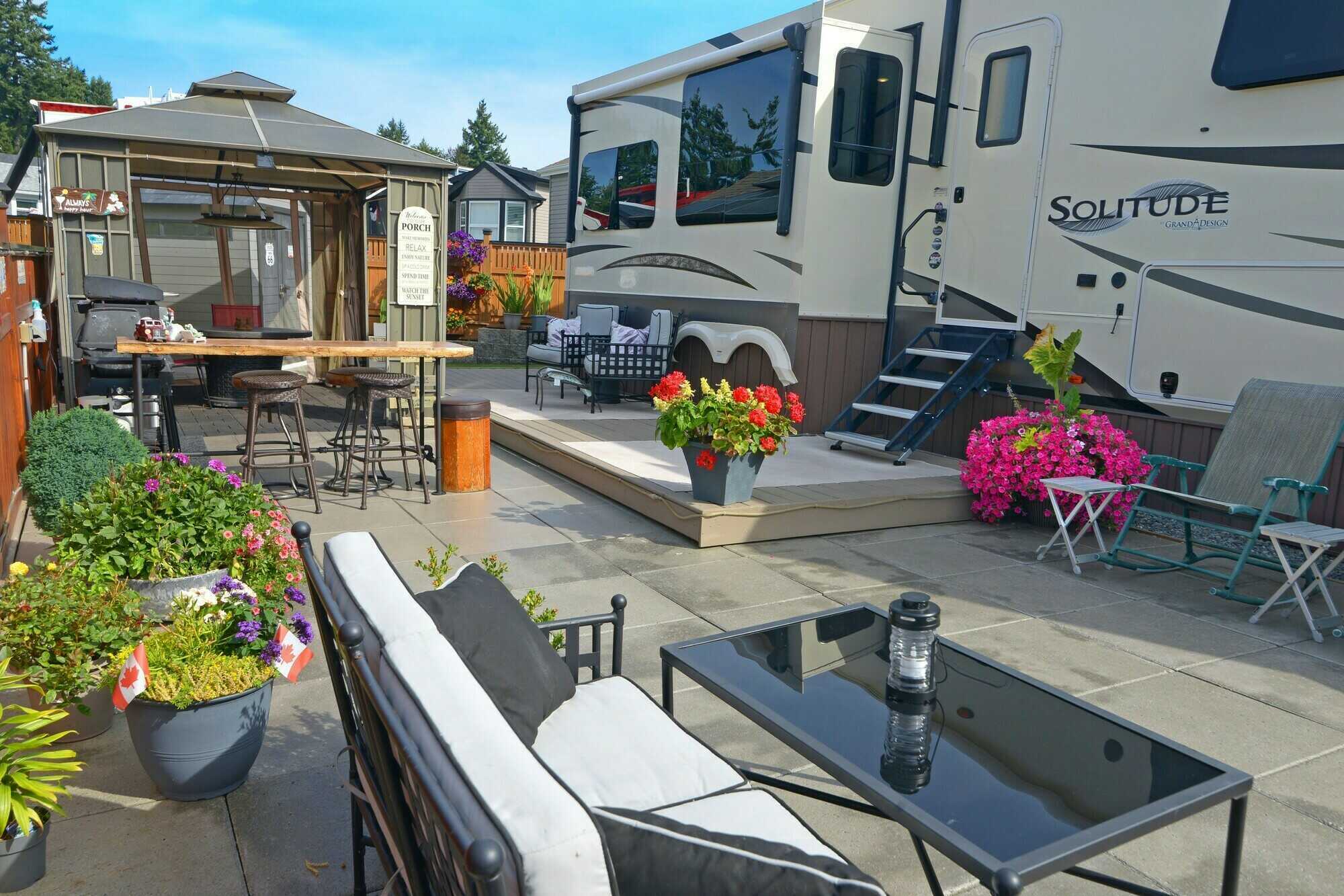 PRICED TO SELL  !! NEWLY PRICED !! 
West coast living at its finest ! Located in Nanaimo B.C in the popular and much sought after "Resort on the Lake". 3