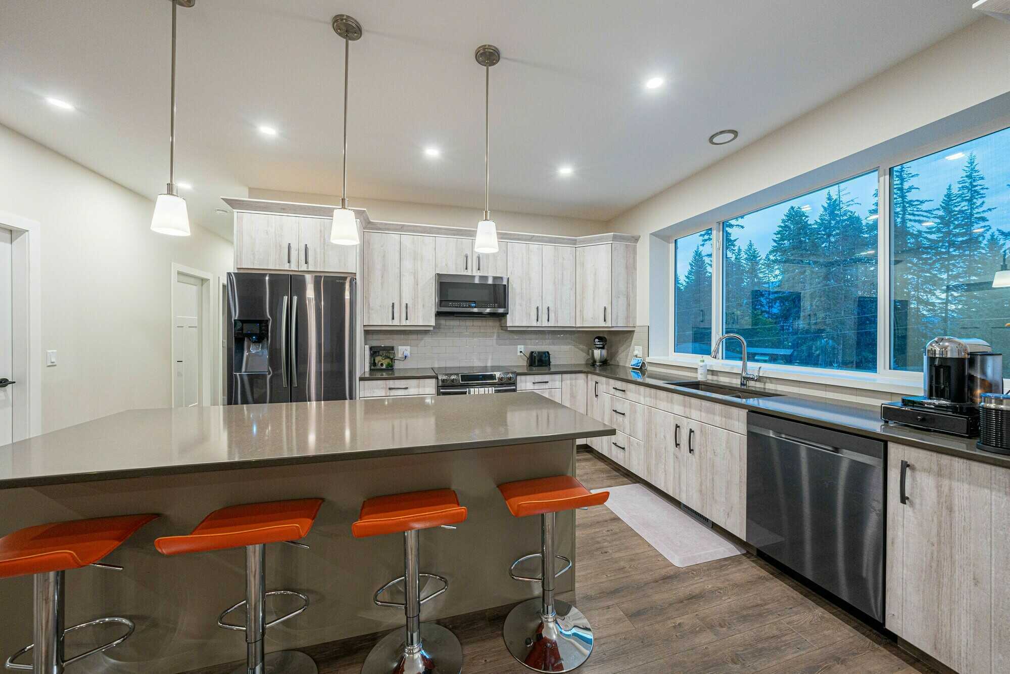 Discover this stunning 4-bedroom, 3-bathroom rancher with a legal 1-bedroom suite in Salmon Arm's desirable Foothill Estates. Enjoy peek-a-boo lake views, modern features, and a prime location close to downtown amenities and shopping. 3