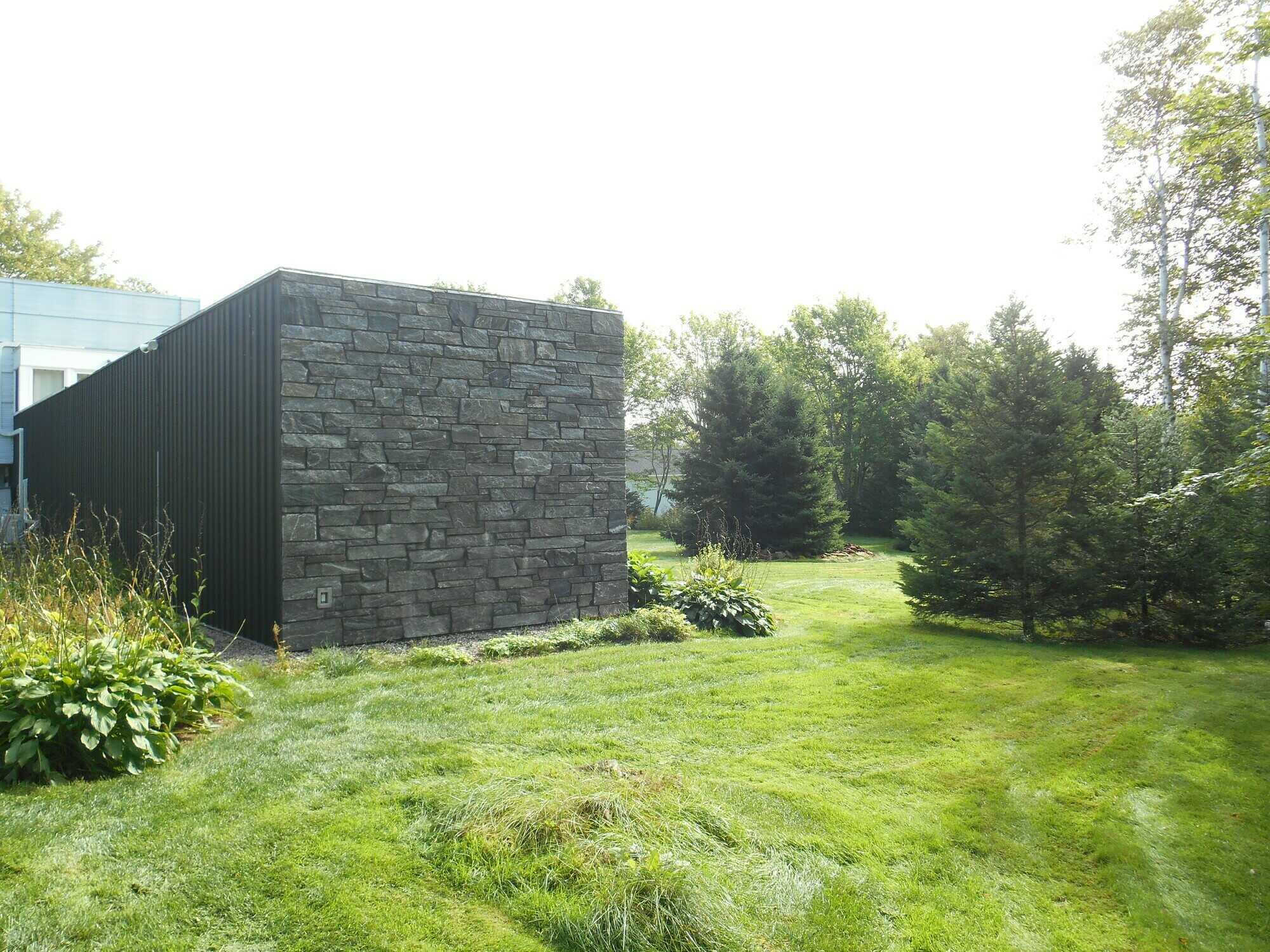 Modern Battery Point Brian MacKay-Lyons designed home on large extensively landscaped grounds. 3