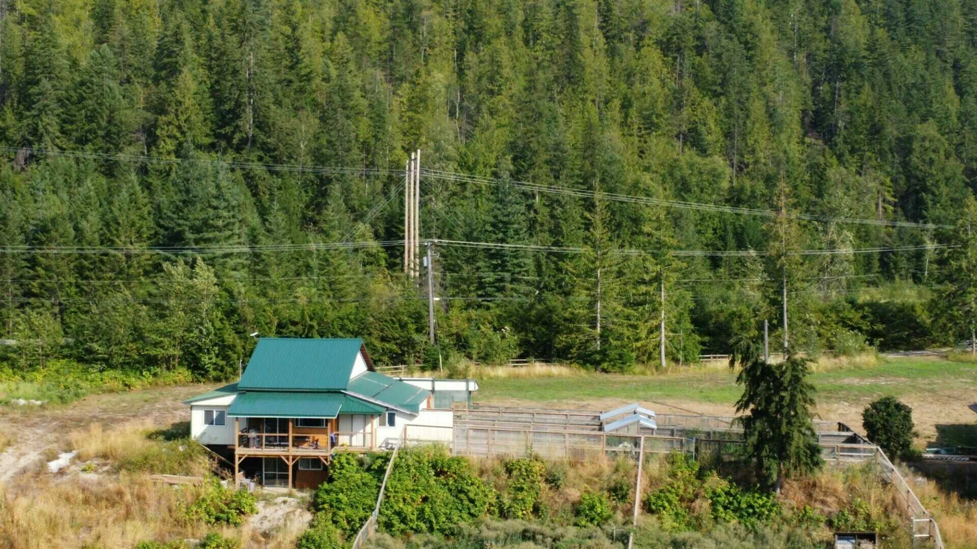$75,000 COMMISSION OFFERED! AMAZING LAKE FRONT PROPERTY-ARROW PARK- Nakusp! 4 ACRES w/ 2 HOMES! TURN KEY THRIVING DOG KENNEL BUSINESS! Investment Opportunity! Private Beach & Natural Lake Pool area! Very Private! 40x30 Shop! Attached Garage! 5