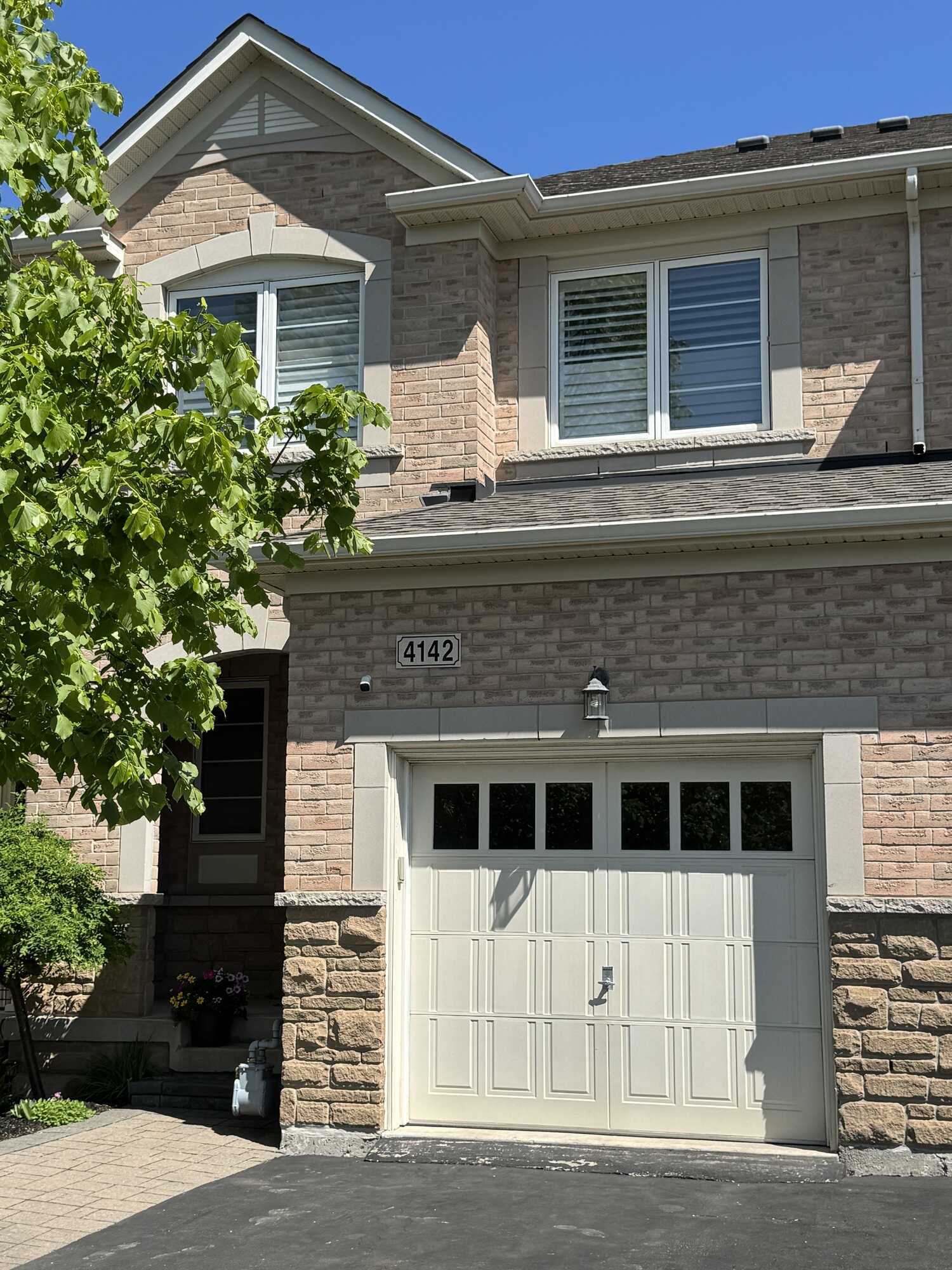 Charming Townhouse in Prime Location with Professionally Finished Walkout Basement! 2
