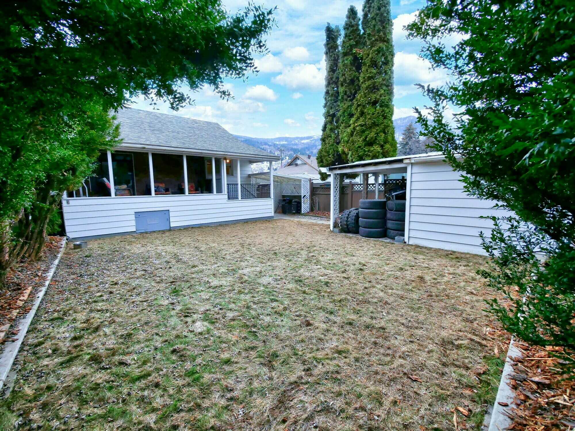 CHARMING & WELL Maintained 3Bed 1Bath home w/ huge potential in East Trail! Recent renovations! LOFT! Garage & Carport! Fenced for dogs! Private and nicely landscaped! 2