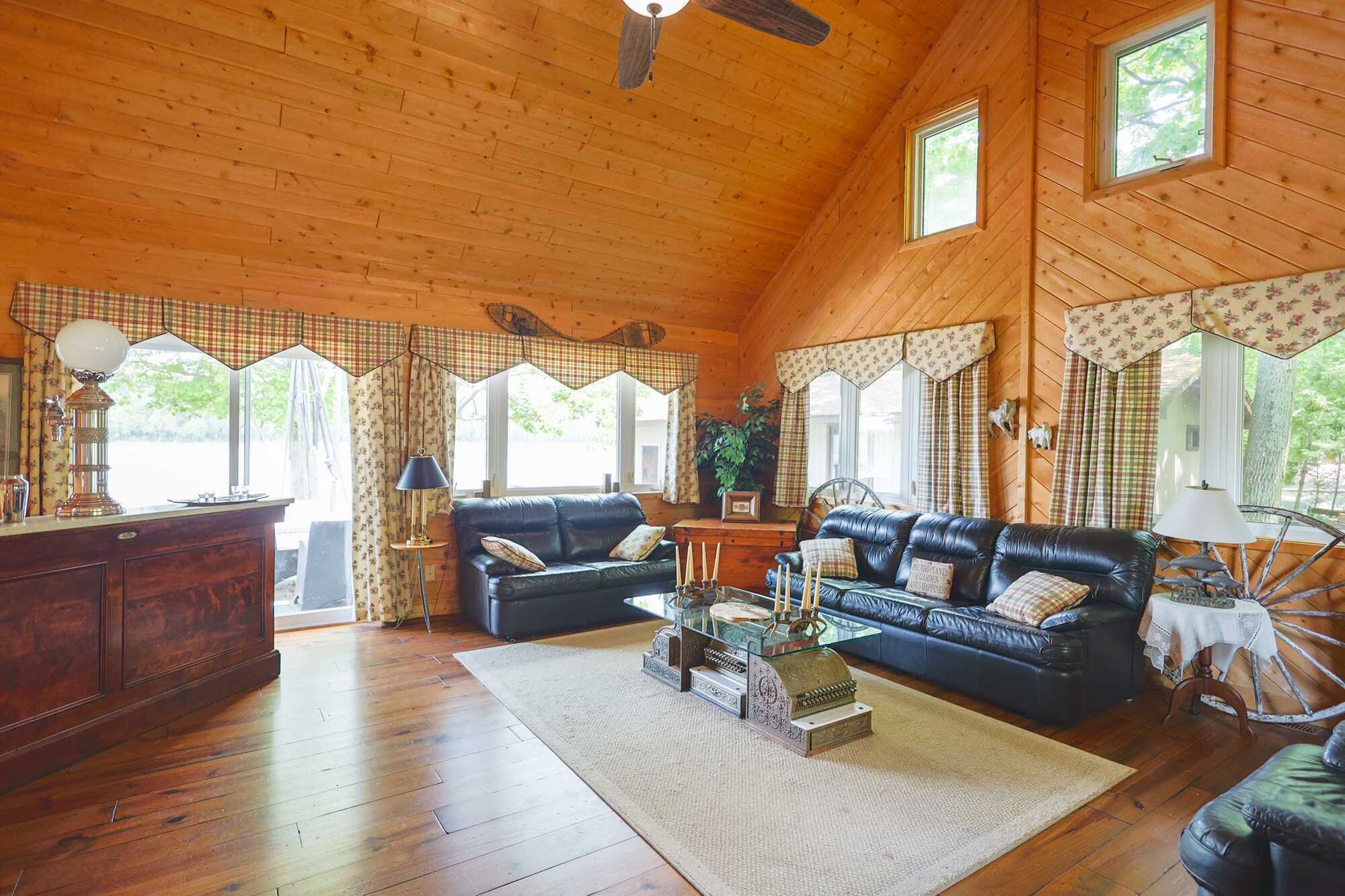 Rustic Luxury Meets Lakeside Living in Charming Killarney Retreat!! 5