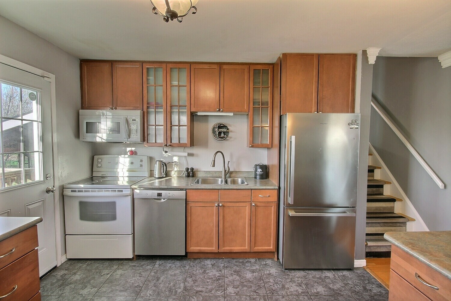Park-Backed 4 Bedroom Side Split on Quiet East Belleville Crescent 5