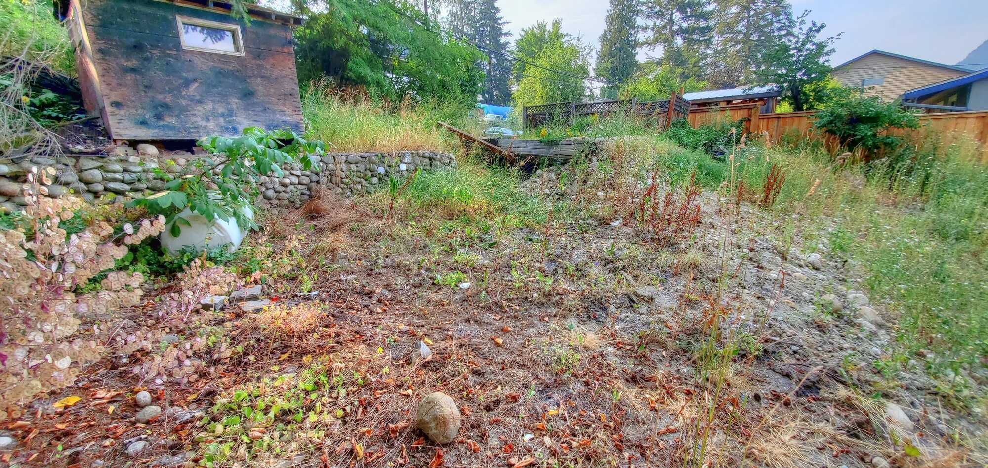 HIGHLY MOTIVATED!  BRING REASONABLE OFFERS!!!!  RIGHT IN THE HEART OF CASTLEGAR! Benched VACANT city lot!  Ideal location for a new family home! Walk to all amenities & schools! Right next to city transit 5