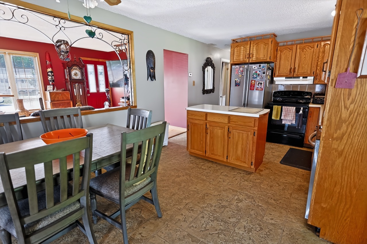 Quality Bungalow with a Dream Garage & Park-Like Yard 5