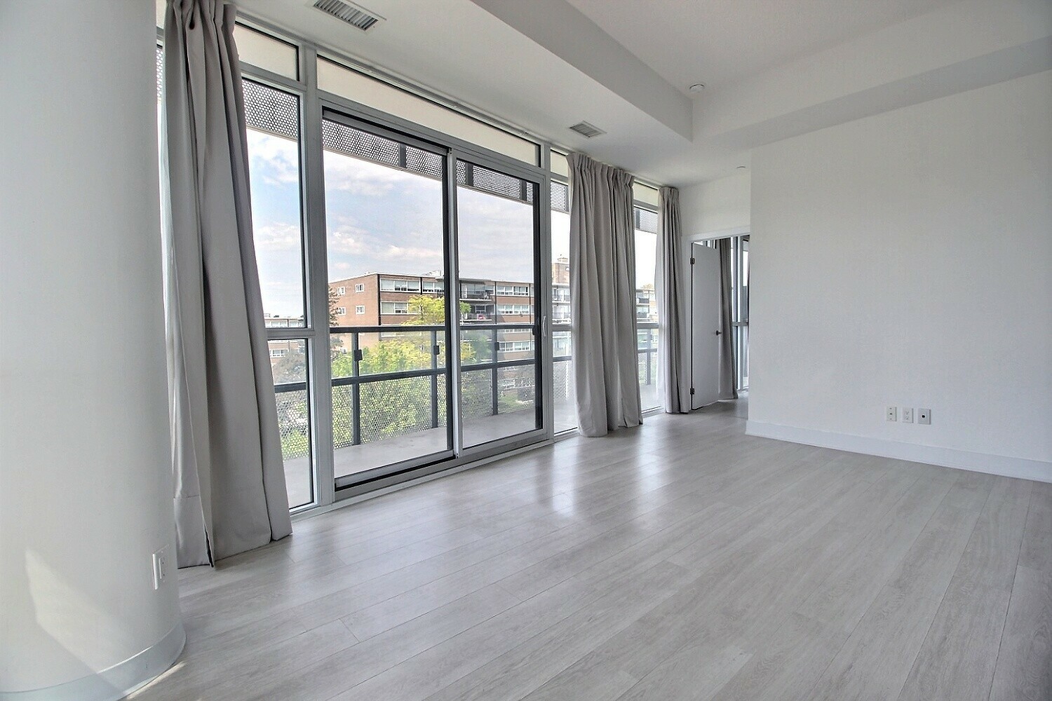 Exceptional Corner Unit 2 Bed/2 Bath In Flaire Condos 3