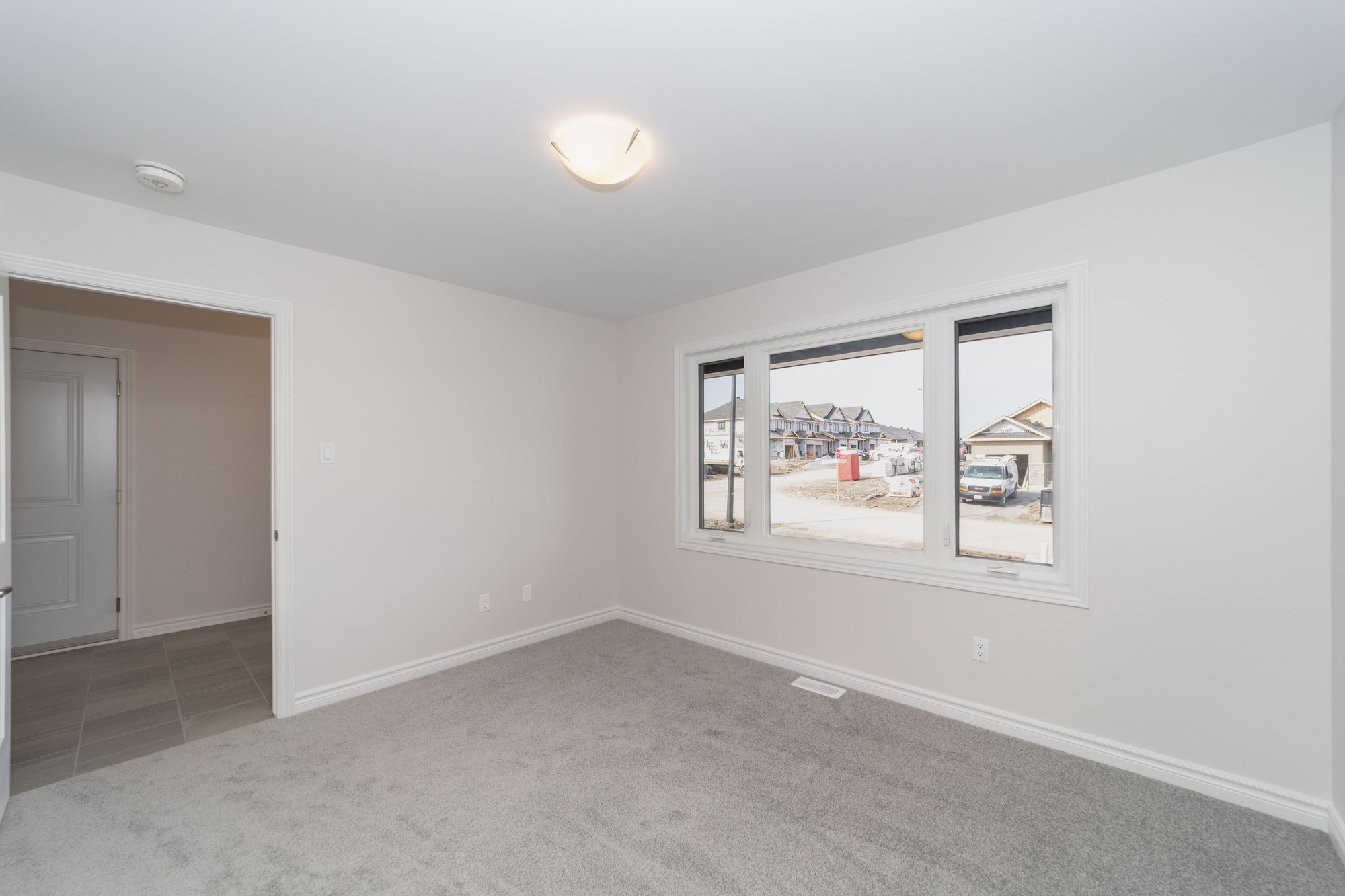 Modern 2-Bed, 2-Bath Semi-detached Bungalow on Corner Lot 5