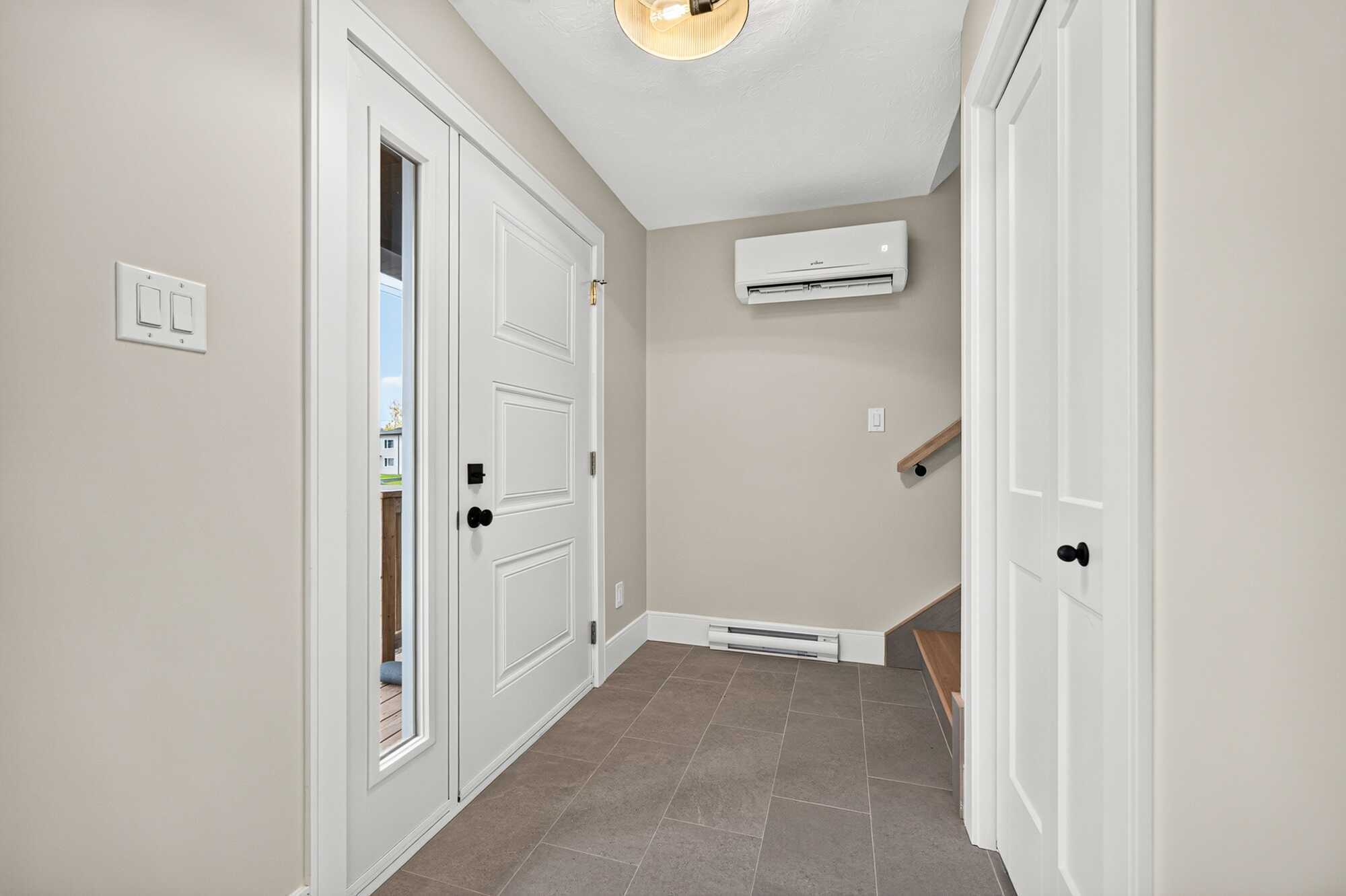 MOVE IN READY
INCOME PROPERTY WITH LEGAL IN-LAW SUITE 4