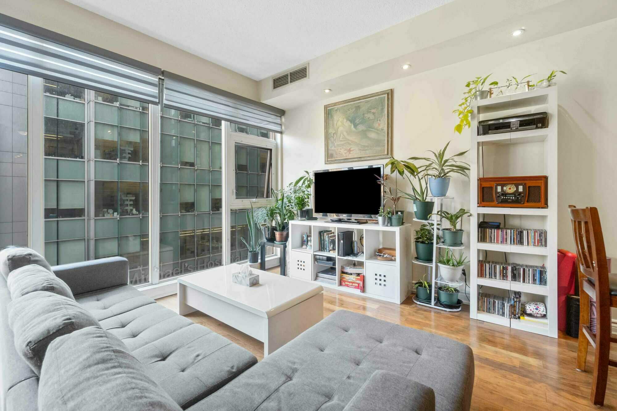 Spacious 1+Den in Exclusive Pantages Building 4