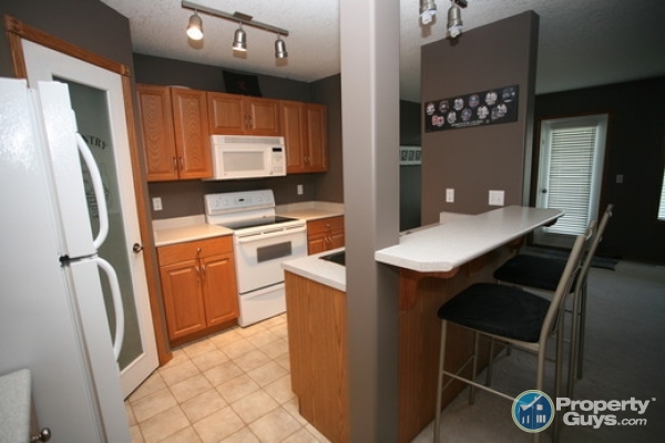 **PENDING** Townhouse walking distance to hospital, schools , and conveniences 2