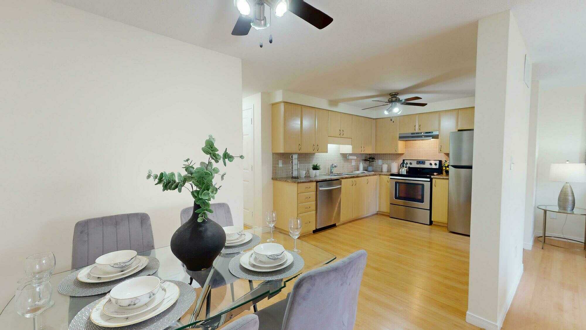 BEAUTIFUL TOWNHOME IN LOVELY NEIGHBOURHOOD 5