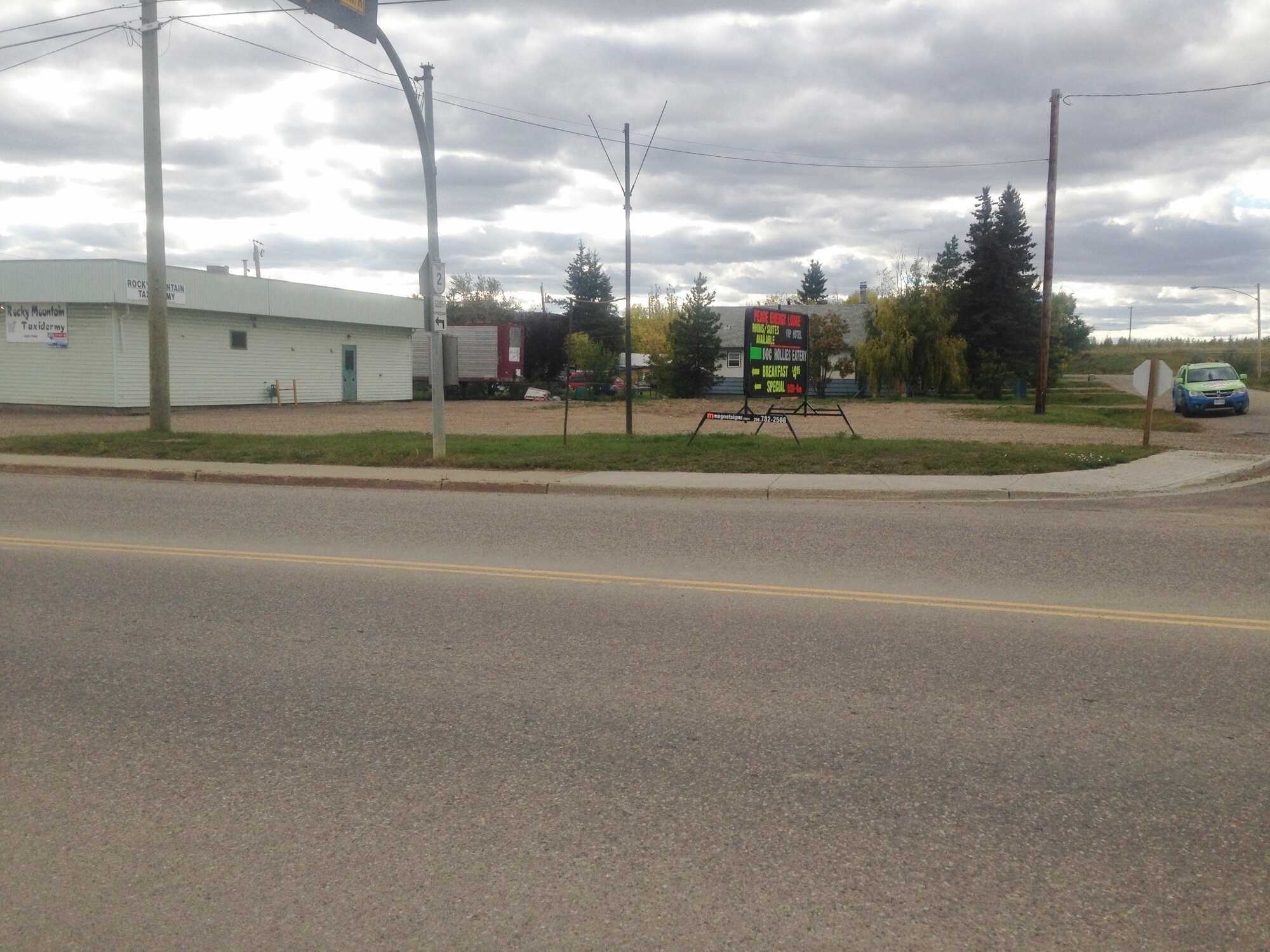 *** New Price ***

Highway frontage - excellent location for your venture! 4