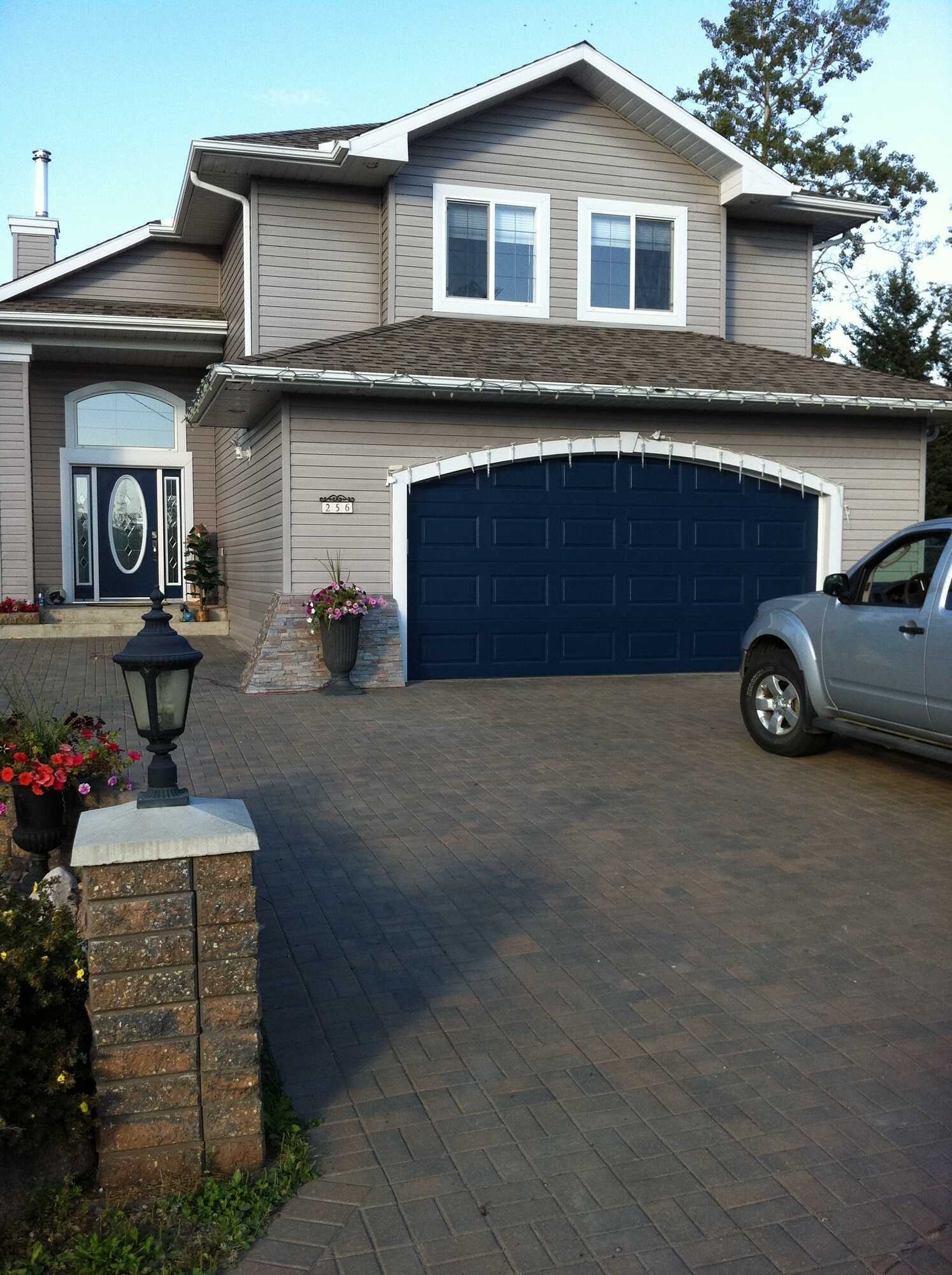 "Fully Upgraded Walkout Bungalow with Lake Views & Luxury Features" 2