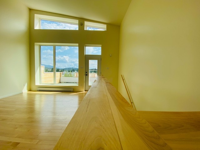 Sunny downtown sanctuary connected to the vast beauty of the Yukon – with views of the Yukon River, Grey Mountain, Goldenhorn, transformed by the changing seasons. Inside - modern, warm Scandinavian design with lots of special touches. 5