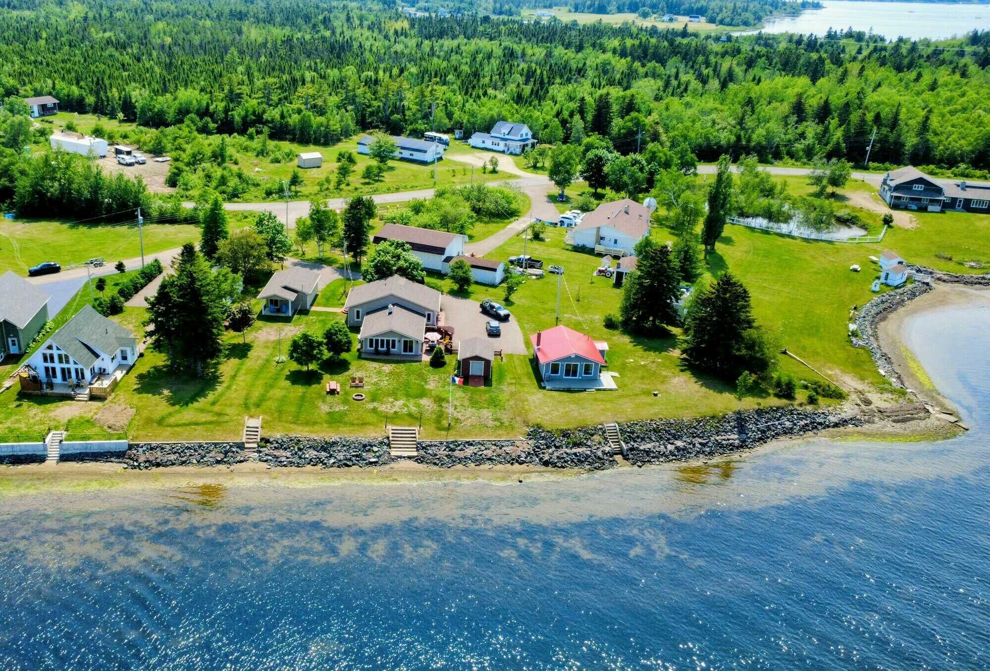 Bord de l'eau exceptionnel sur la Grande Rivière Tracadie! 🌊...
Exceptional Waterfront Living on the Grande Rivière Tracadie! 🌊 2