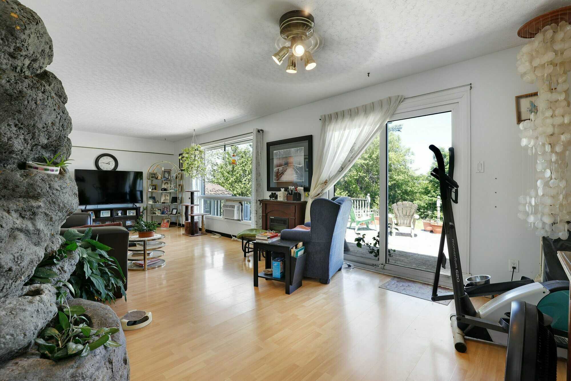 Country Charm, In-Law Suite and Endless Potential on a Spacious Property with Plenty of Green Space, Close to Pembroke and an Easy Commute to Larger Centers 3