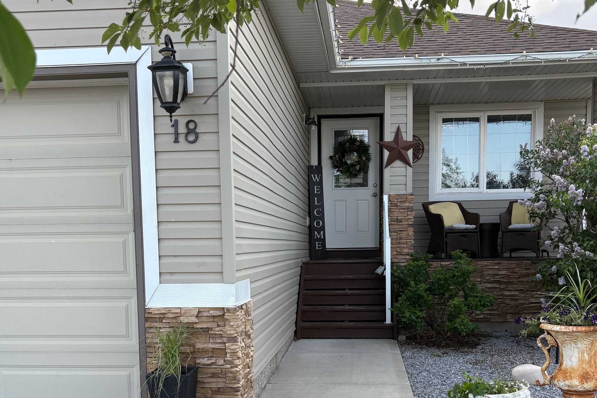 Walkout Bungalow with separate suite! On the Speargrass Golf Course! 2