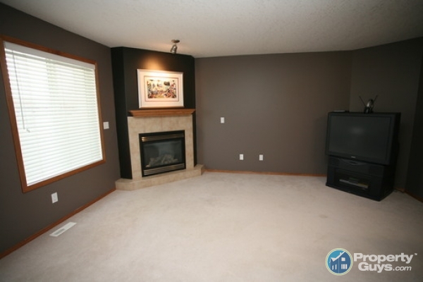 **PENDING** Townhouse walking distance to hospital, schools , and conveniences 4